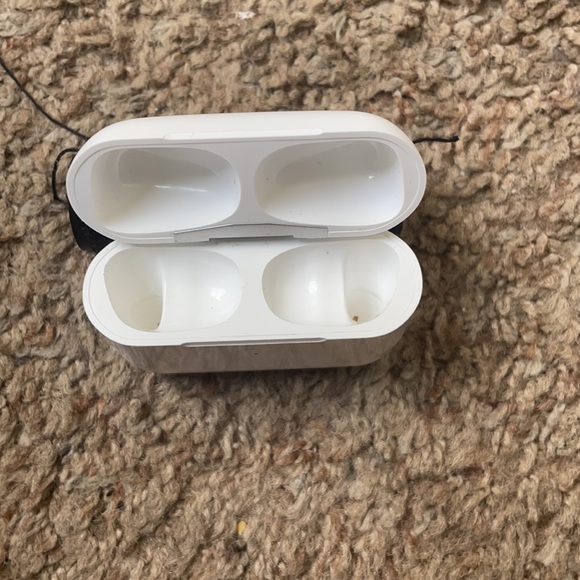 AirPod Pros Charging Case - Picture 4 of 4